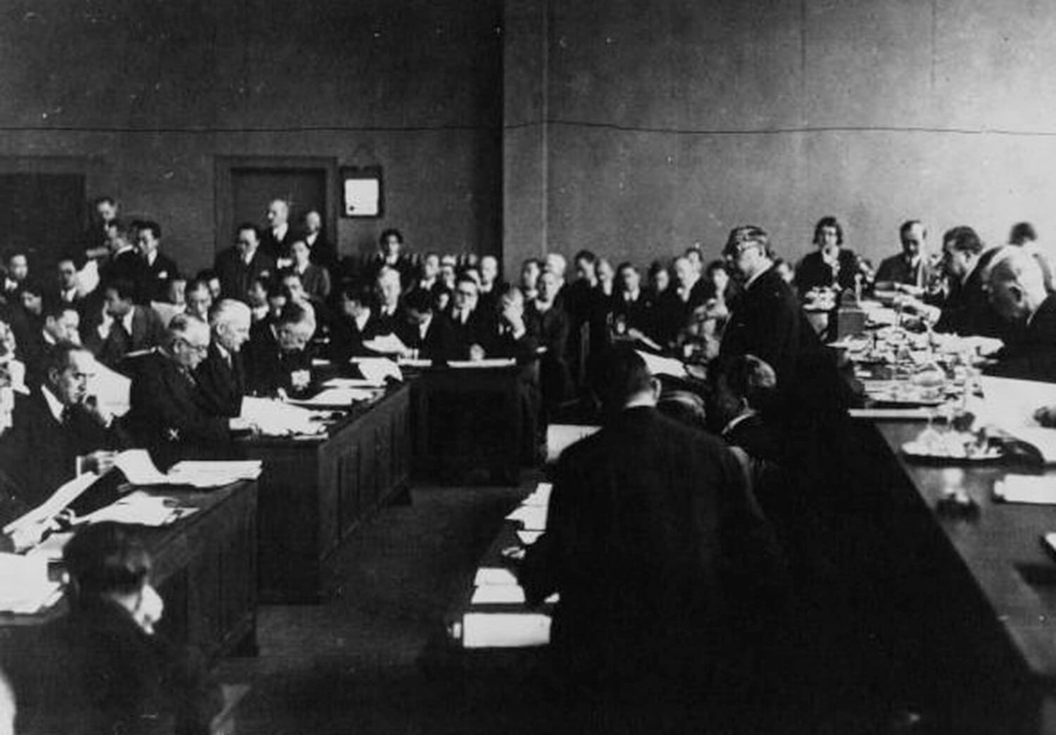 1932年中国代表在国联讨论满洲危机时发言的历史照片